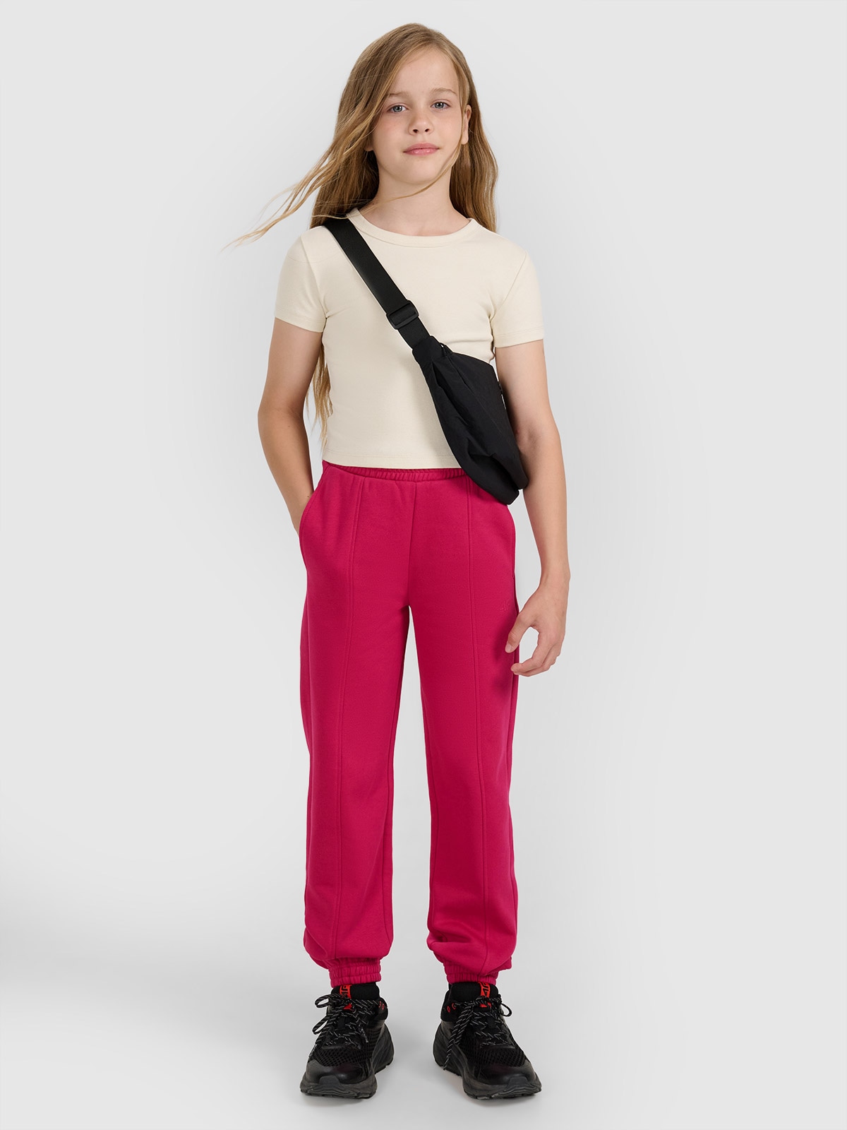 4F Spodnie dresowe joggery dziewczęce - różowe 158 (12-13 lat)