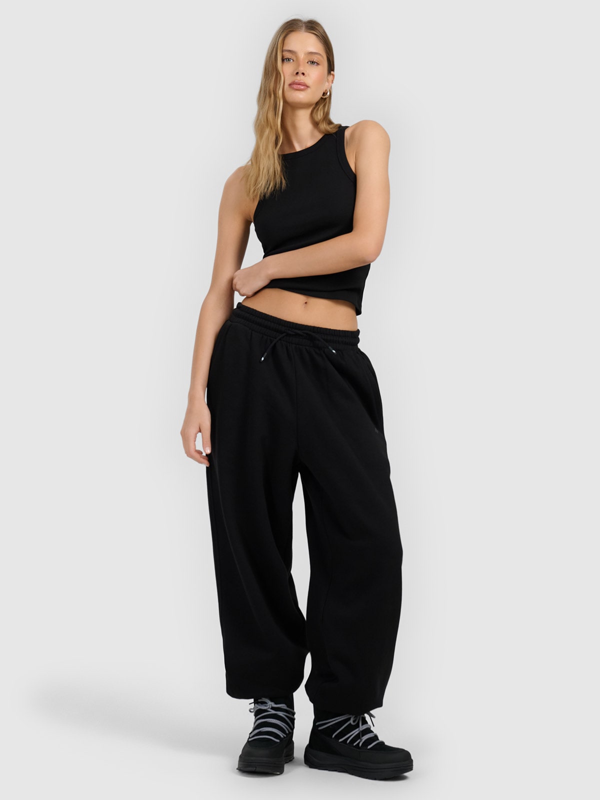 4F Spodnie dresowe joggery damskie - czarne XS