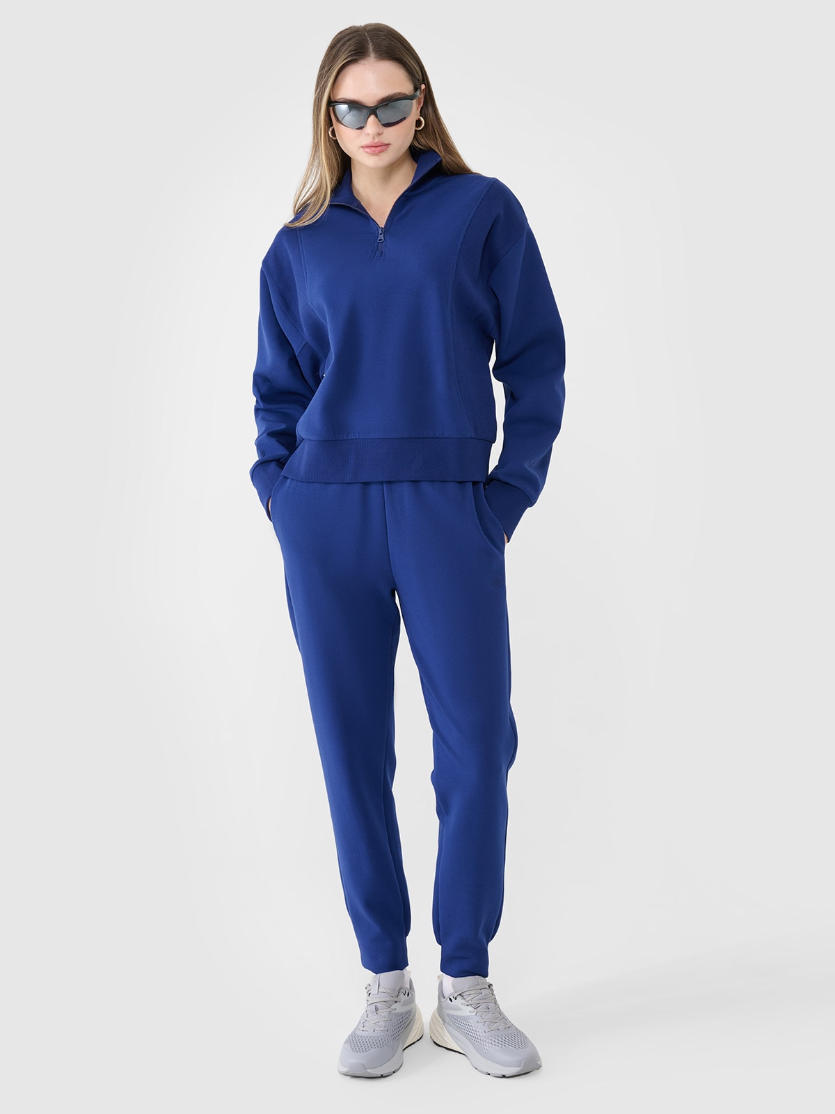 4F Spodnie dresowe joggery damskie - granatowe XS