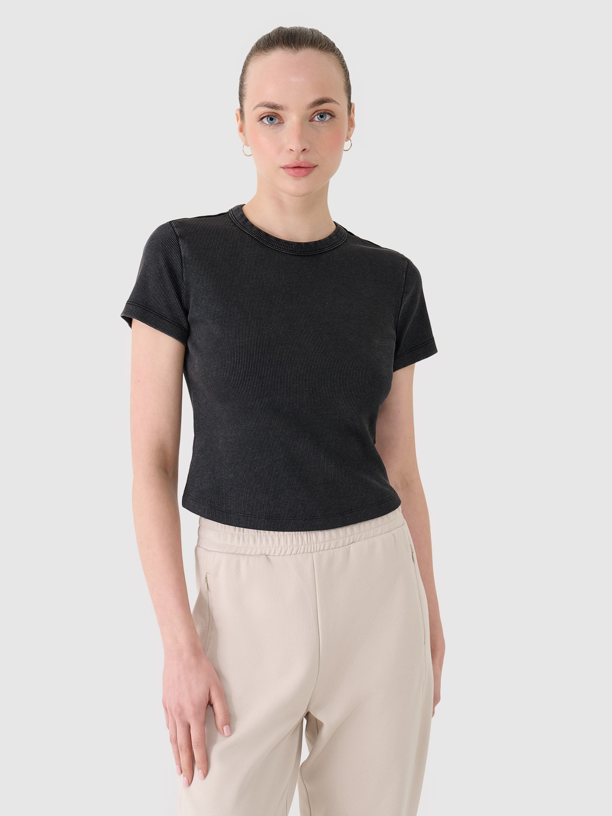 4F T-shirt slim z prążkowanej dzianiny damski - czarny XS