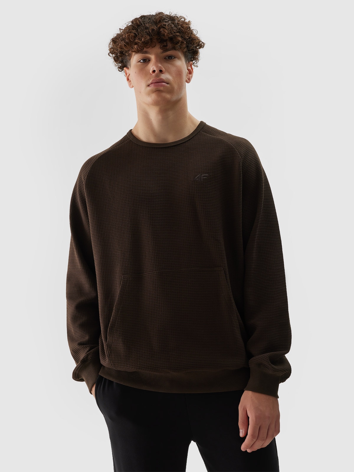 4F Bluza dresowa nierozpinana bez kaptura męska - brązowa S