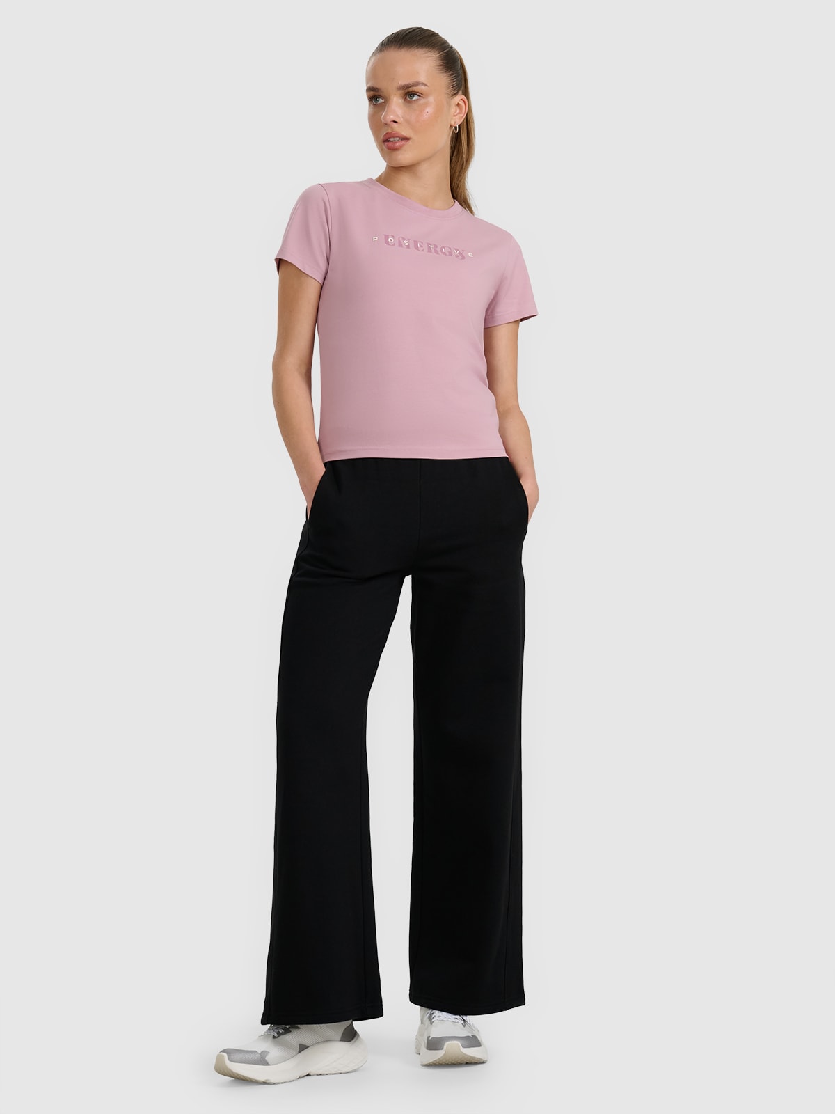 4F Spodnie dresowe z szerokimi nogawkami damskie - czarne S