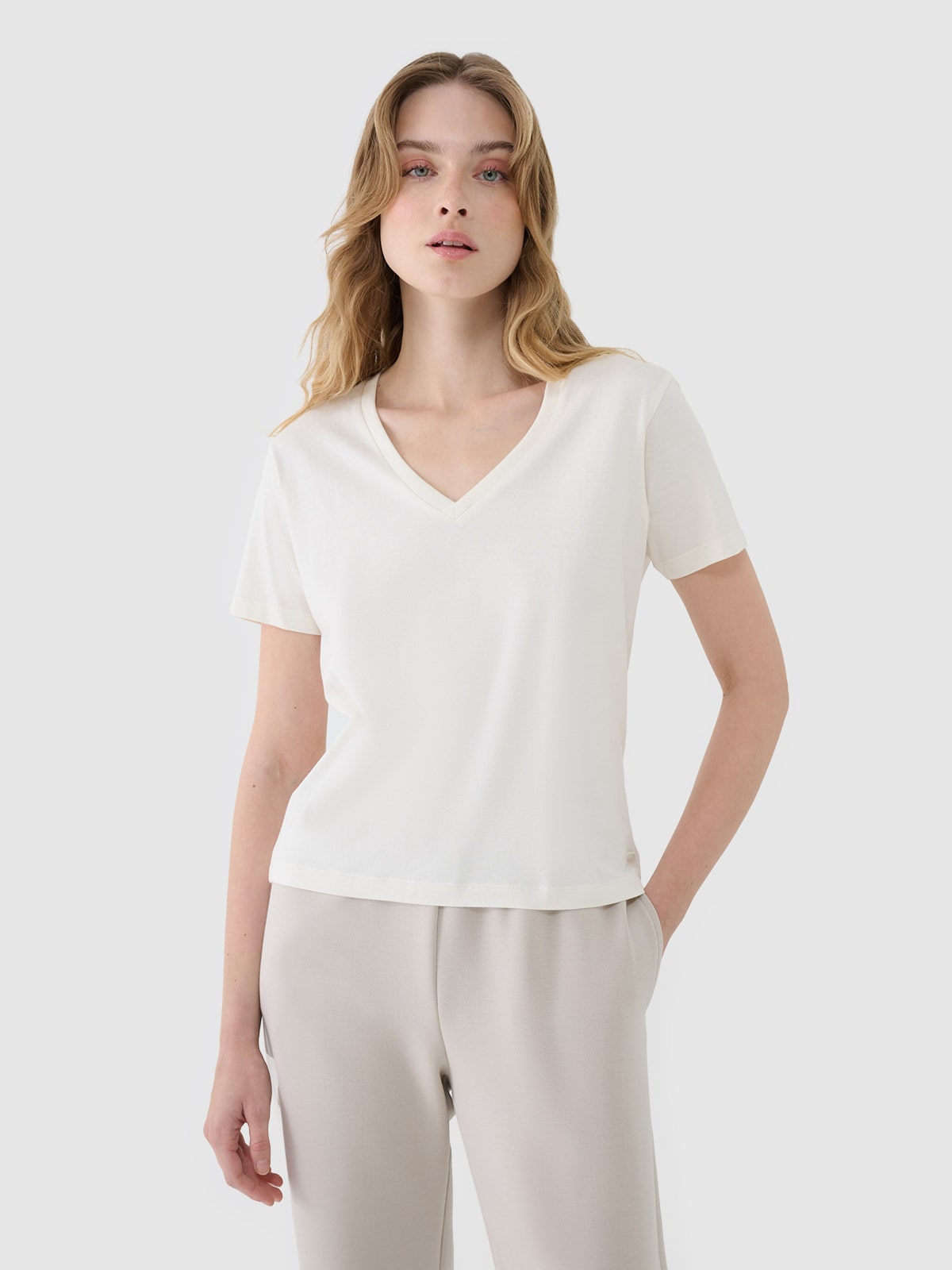 4F T-shirt oversize z modalem damski - biały XS