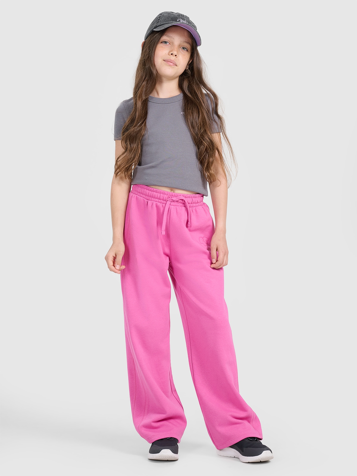 4F Spodnie dresowe z szerokimi nogawkami dziewczęce - różowe 134 (8-9 lat)