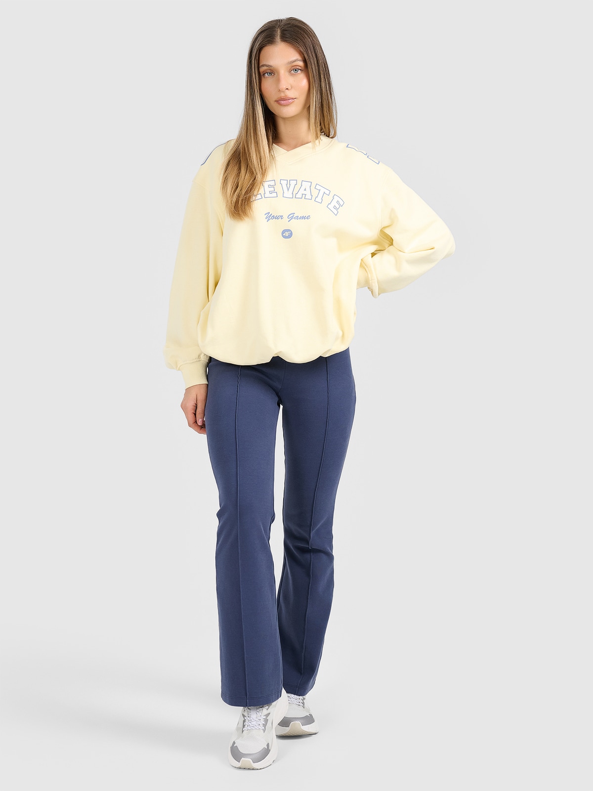 4F Spodnie dresowe z rozszerzanymi nogawkami damskie - granatowe L