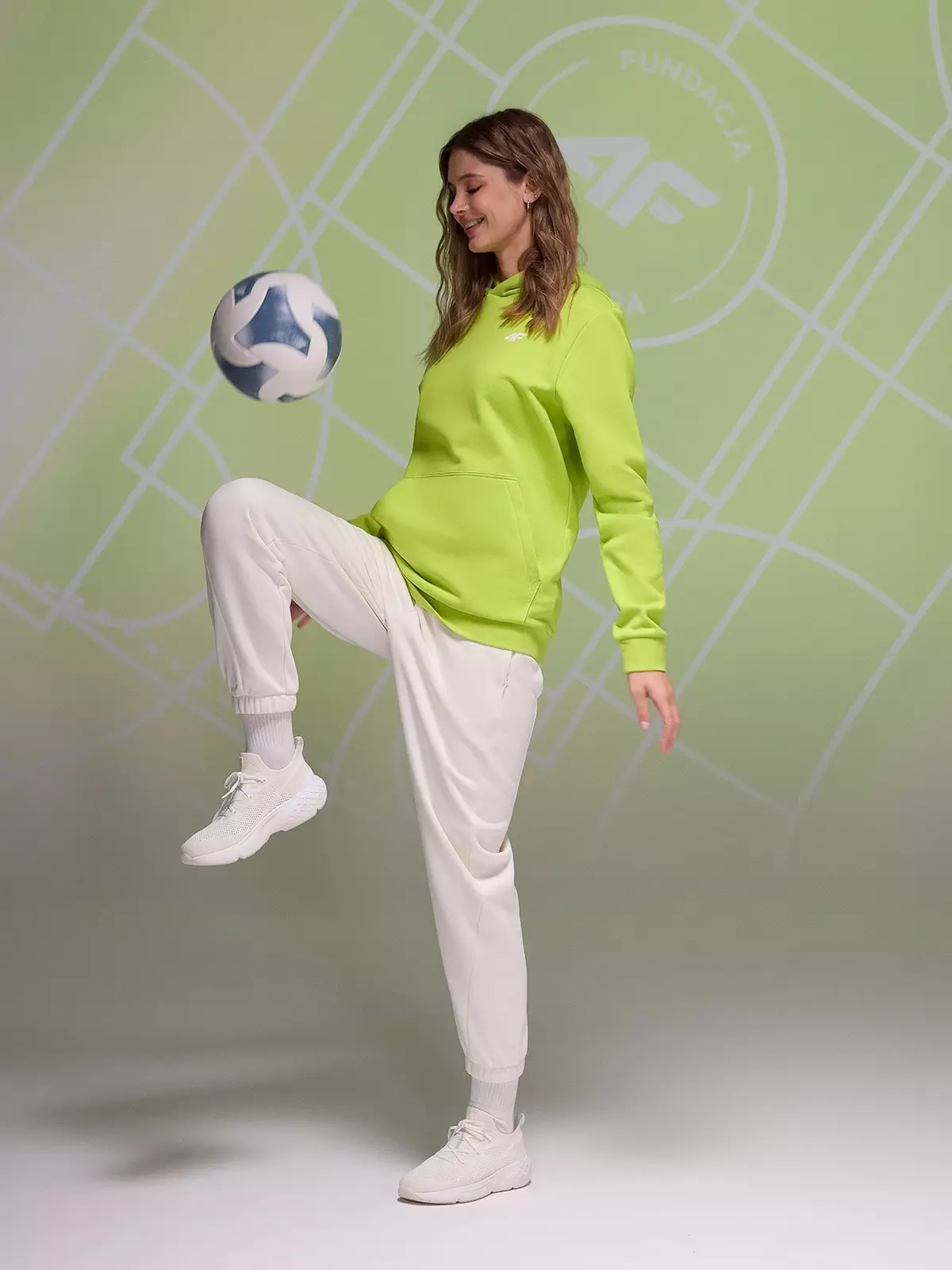 4F Bluza dresowa nierozpinana z kapturem uniseks Fundacja 4FPomaga - zielona XS