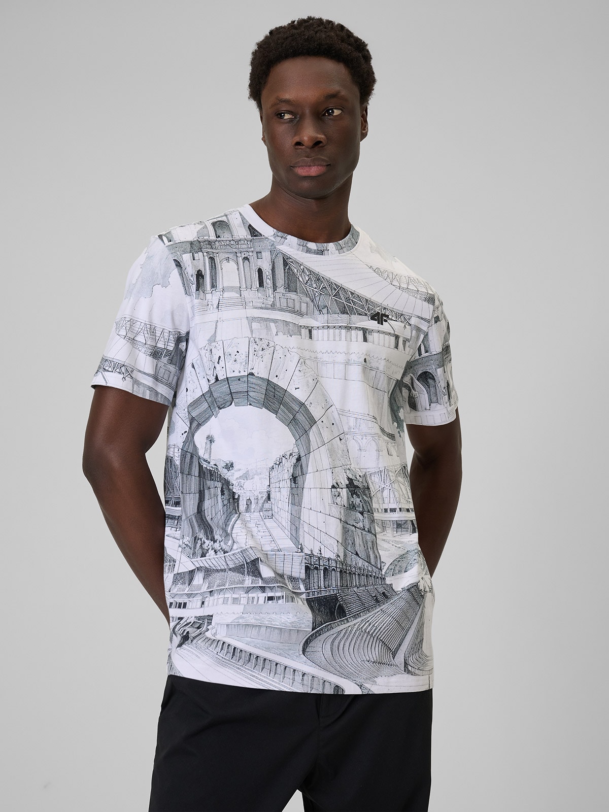 4F T-shirt regular z nadrukiem męski - czarno-biały XL