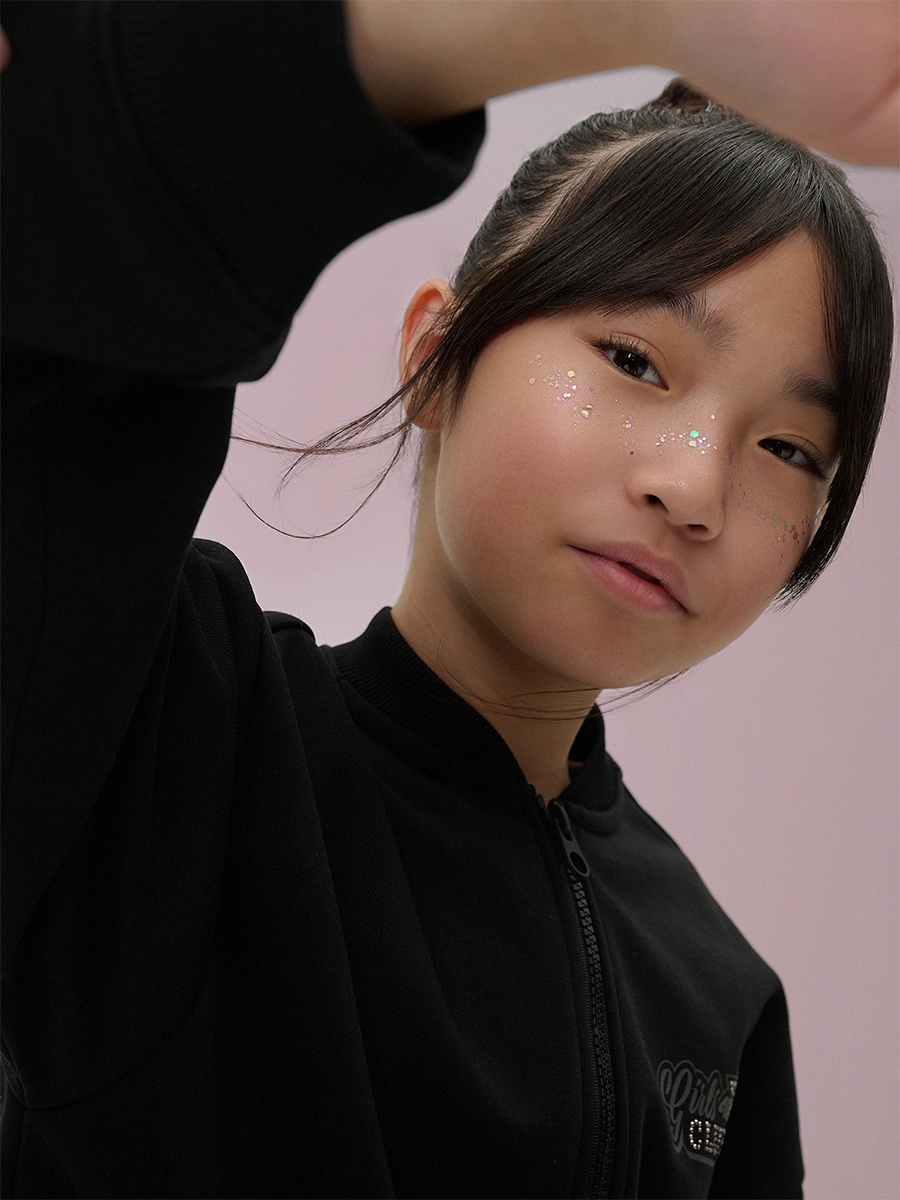 4F Bluza dresowa loose bez kaptura dziewczęca - czarna 122/128 (6-8 lat)