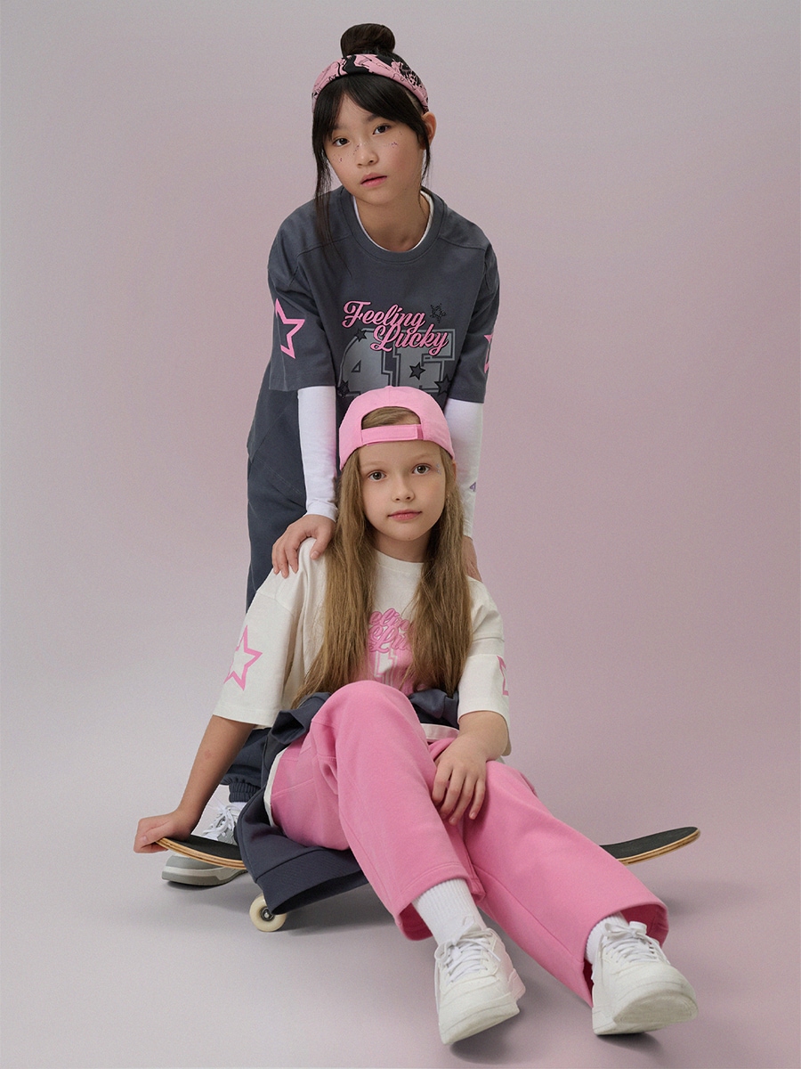 4F T-shirt loose z nadrukiem dziewczęcy - szary 146/152 (10-12 lat)