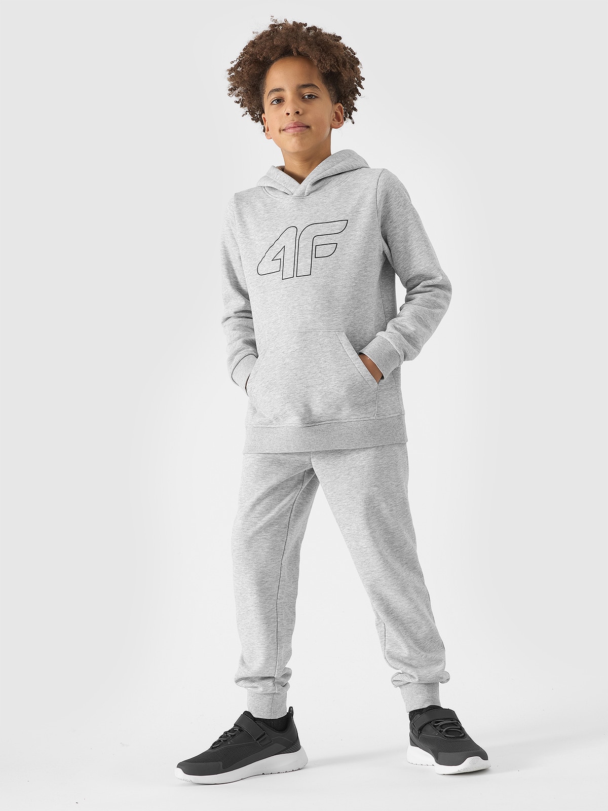 4F Spodnie dresowe joggery chłopięce - szare 122 (6-7 lat)