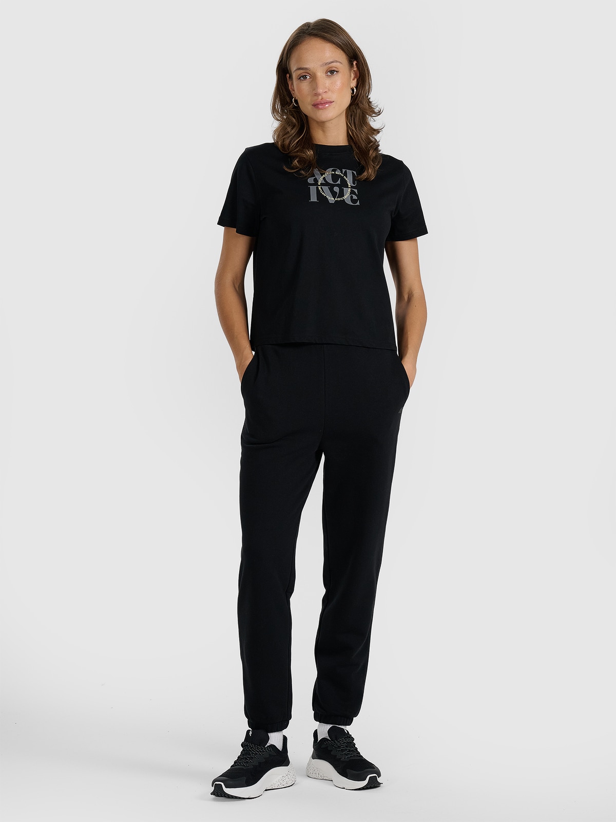 4F Spodnie dresowe joggery damskie - czarne S