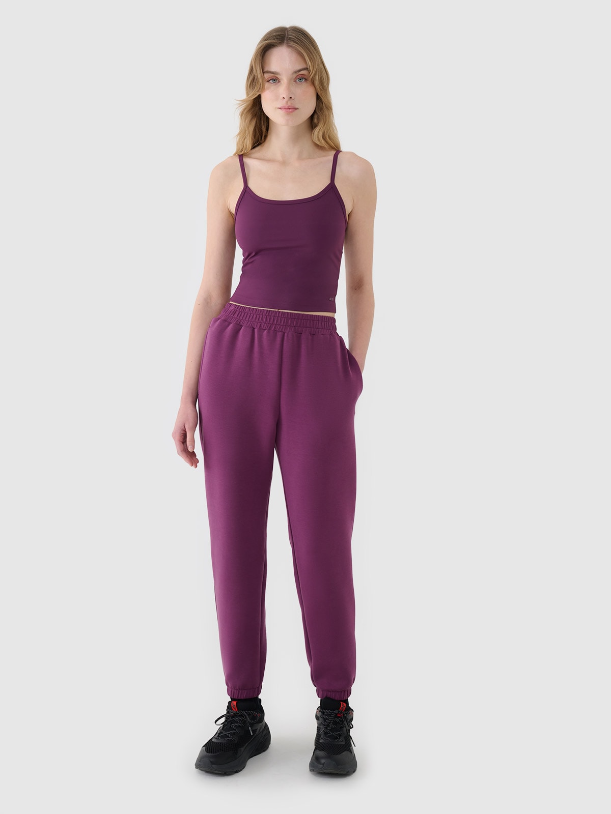 4F Spodnie dresowe joggery z modalem damskie - fioletowe S