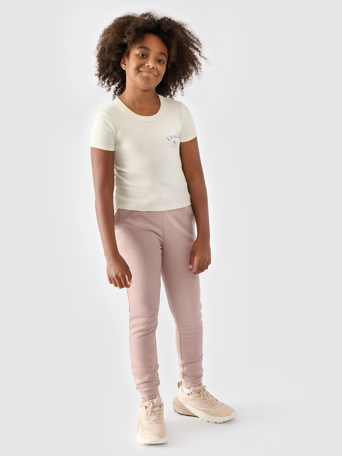 4F Spodnie dresowe joggery dziewczęce - beżowe 128 (7-8 lat)