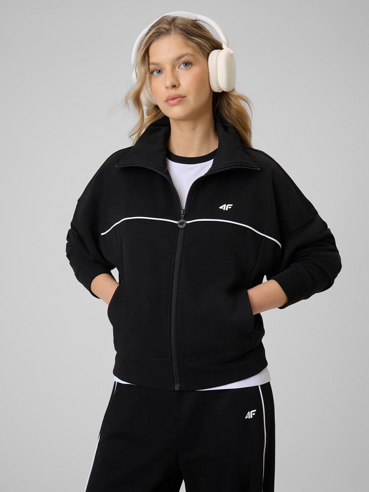 4F Bluza dresowa regular bez kaptura damska - czarna XL