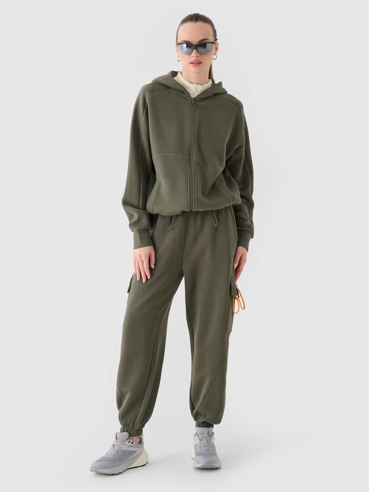 4F Spodnie dresowe joggery damskie - oliwkowe/khaki XS