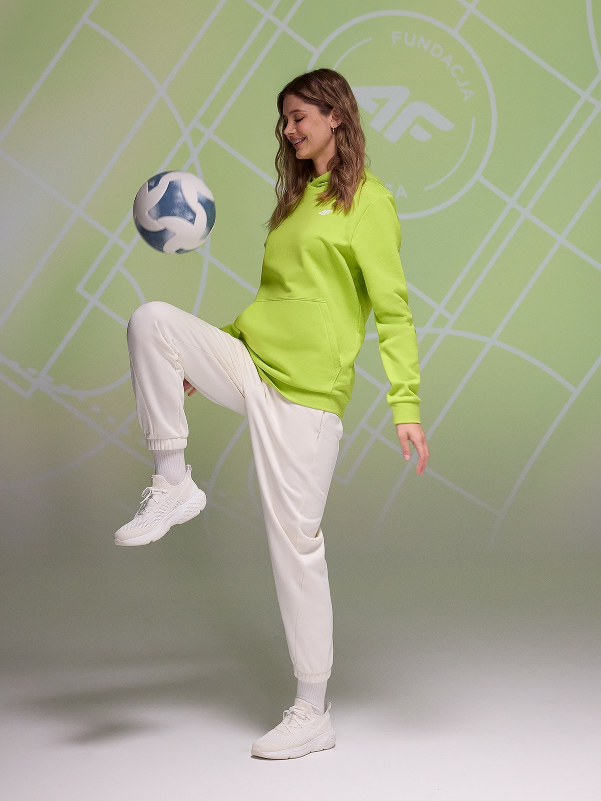 4F Bluza dresowa nierozpinana z kapturem uniseks Fundacja 4FPomaga - zielona S