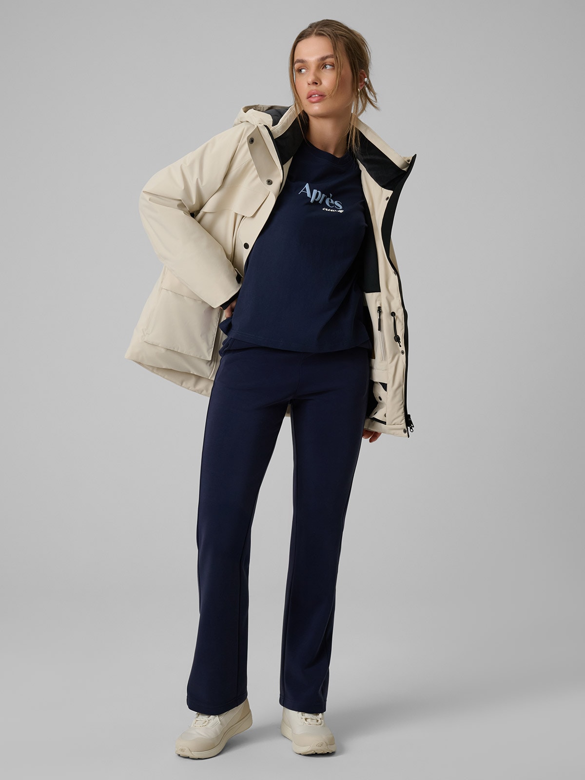 4F Spodnie dresowe z modalem damskie - granatowe L