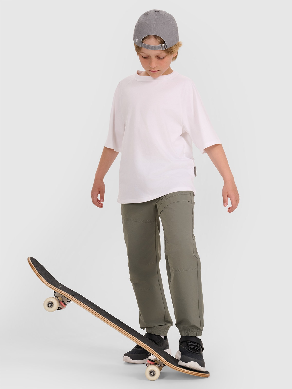 4F Spodnie casual joggery chłopięce - szare 134 (8-9 lat)