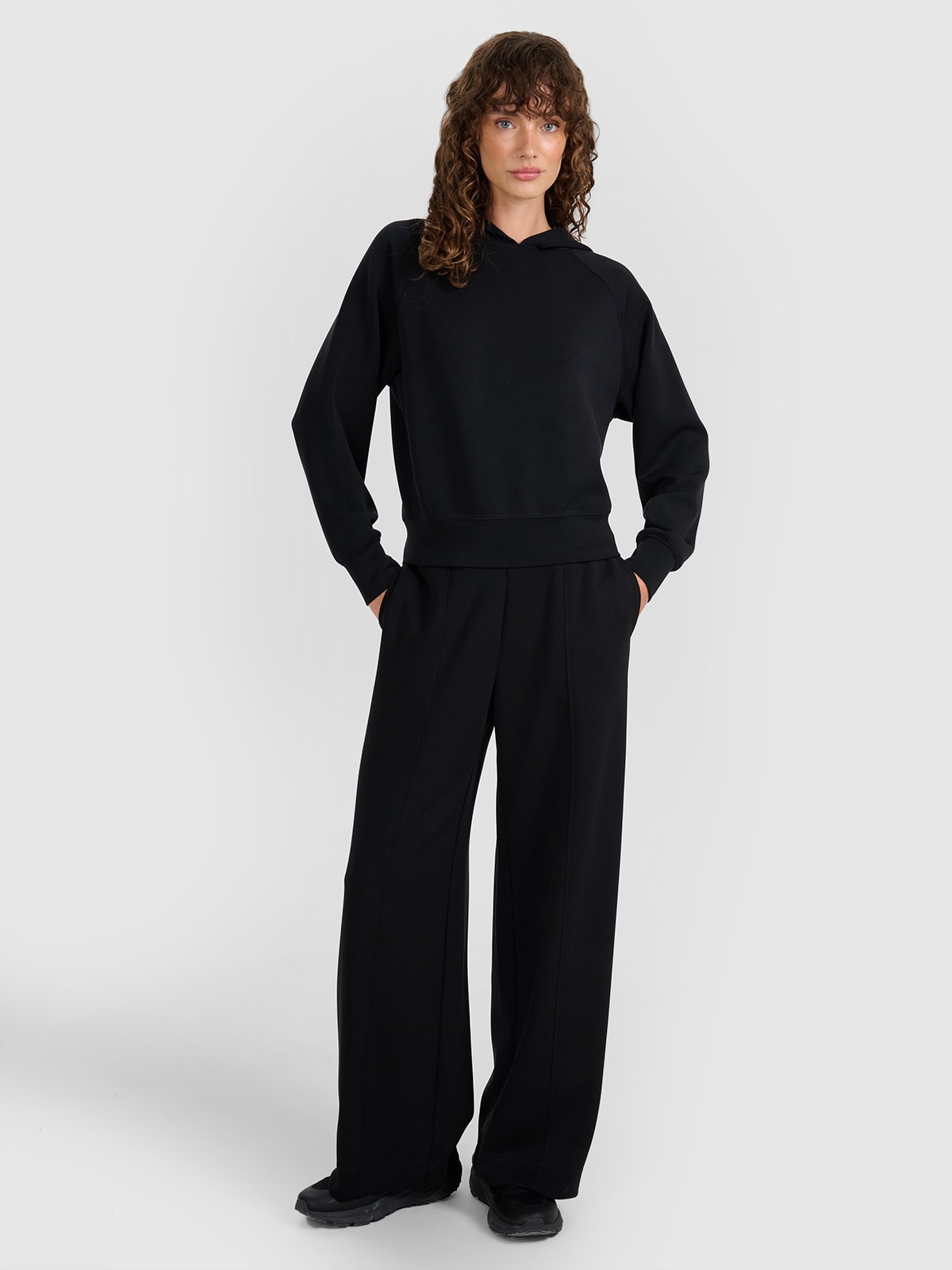 4F Spodnie dresowe z szerokimi nogawkami z modalem damskie - czarne M