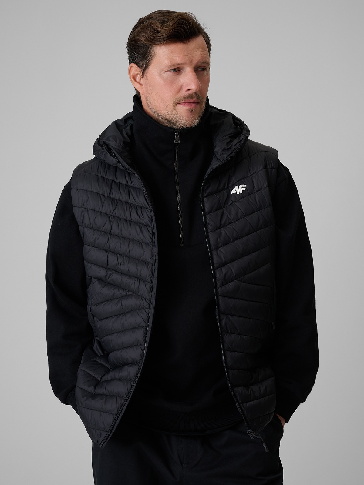 4F Bezrękawnik z wypełnieniem syntetycznym męski - czarny M