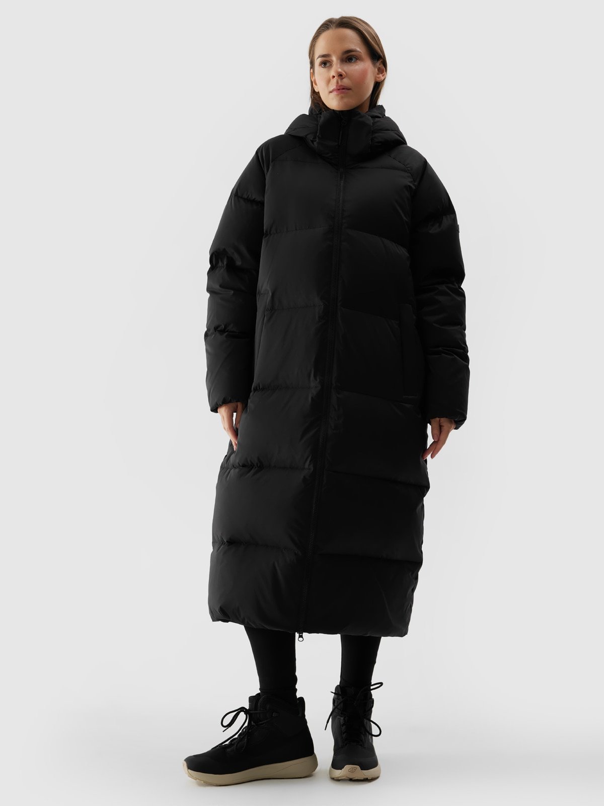 4F Długi płaszcz puchowy z wypełnieniem naturalnym damski - czarny M