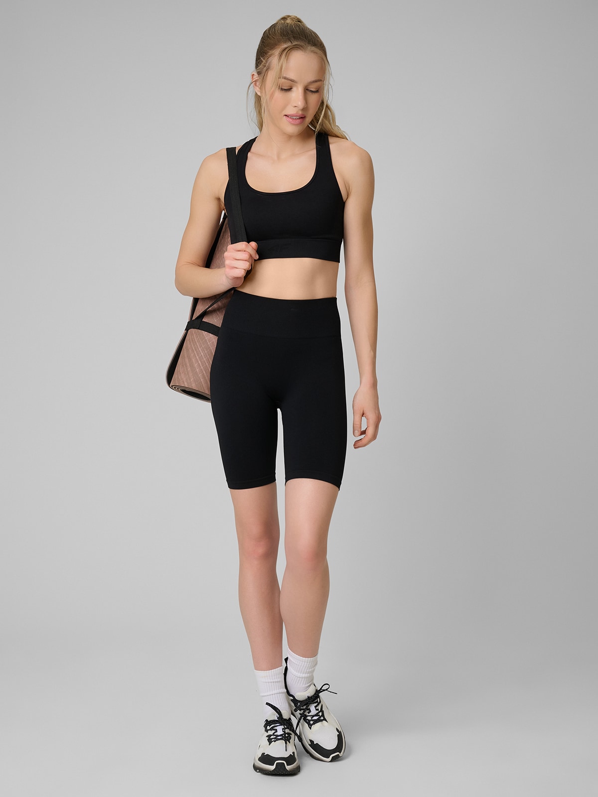 4F Legginsy kolarki treningowe bezszwowe damskie - czarne M/L