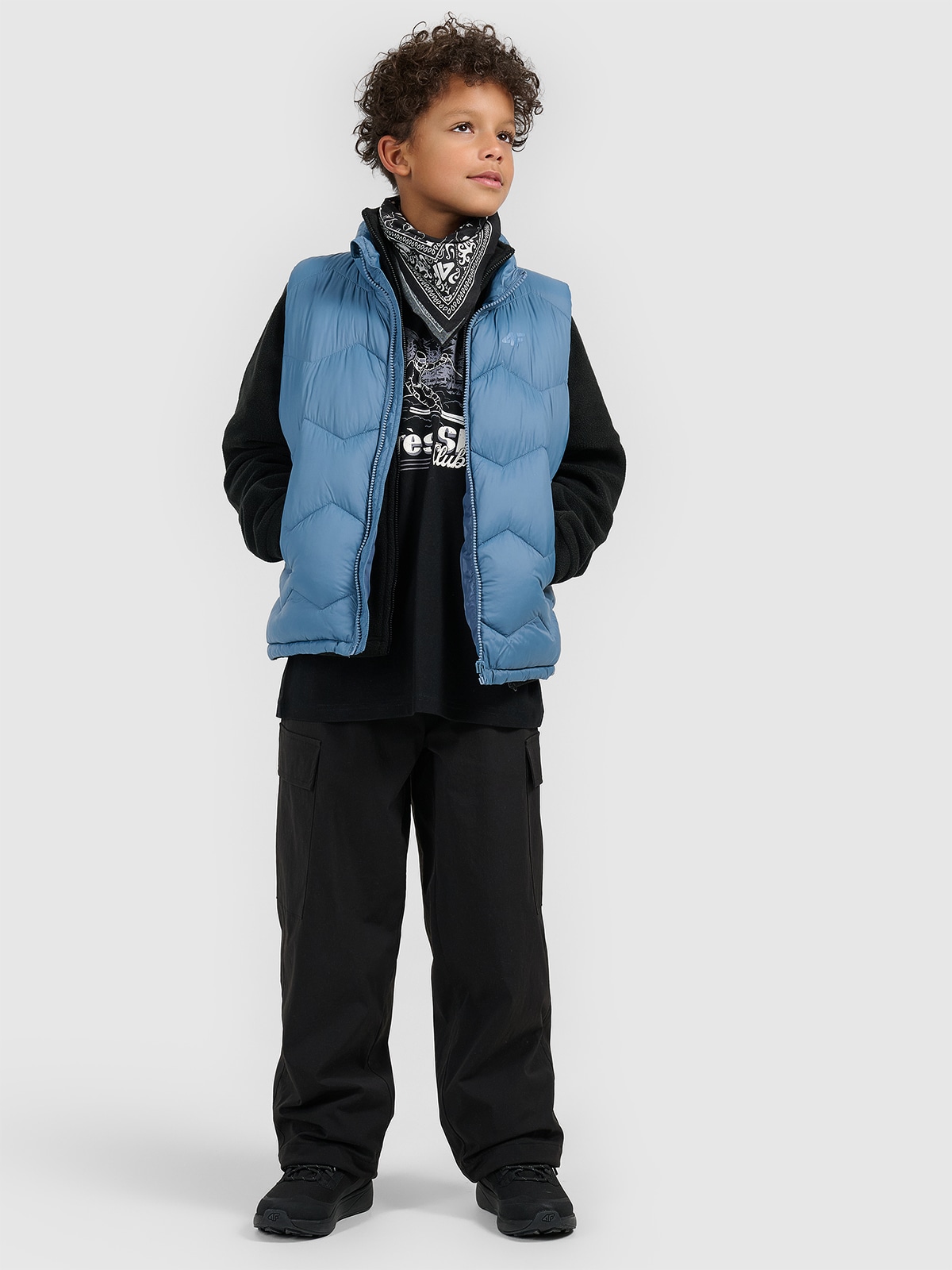 4F Spodnie casual cargo chłopięce - czarne 134/140 (8-10 lat)