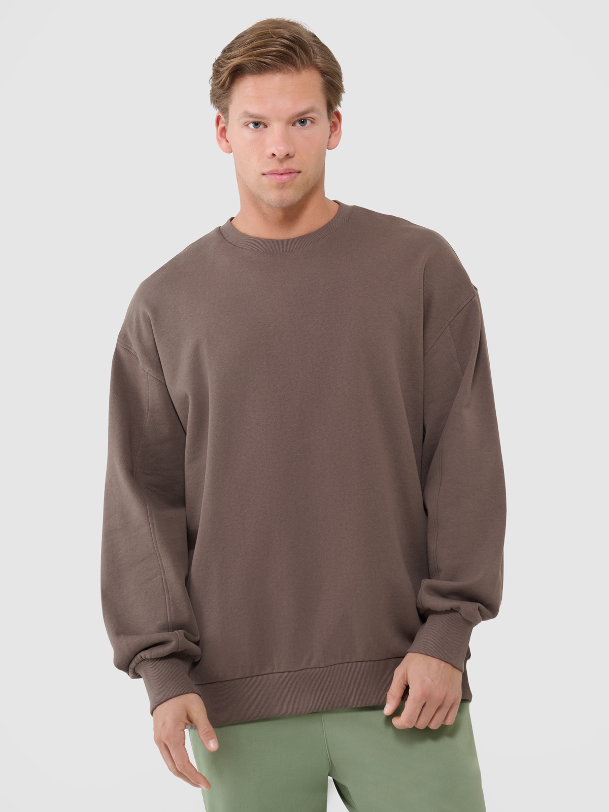 4F Bluza dresowa oversize nierozpinana bez kaptura męska - brązowa M