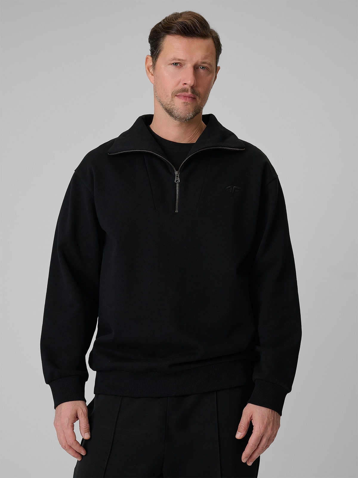 4F Bluza dresowa regular bez kaptura męska - czarna M