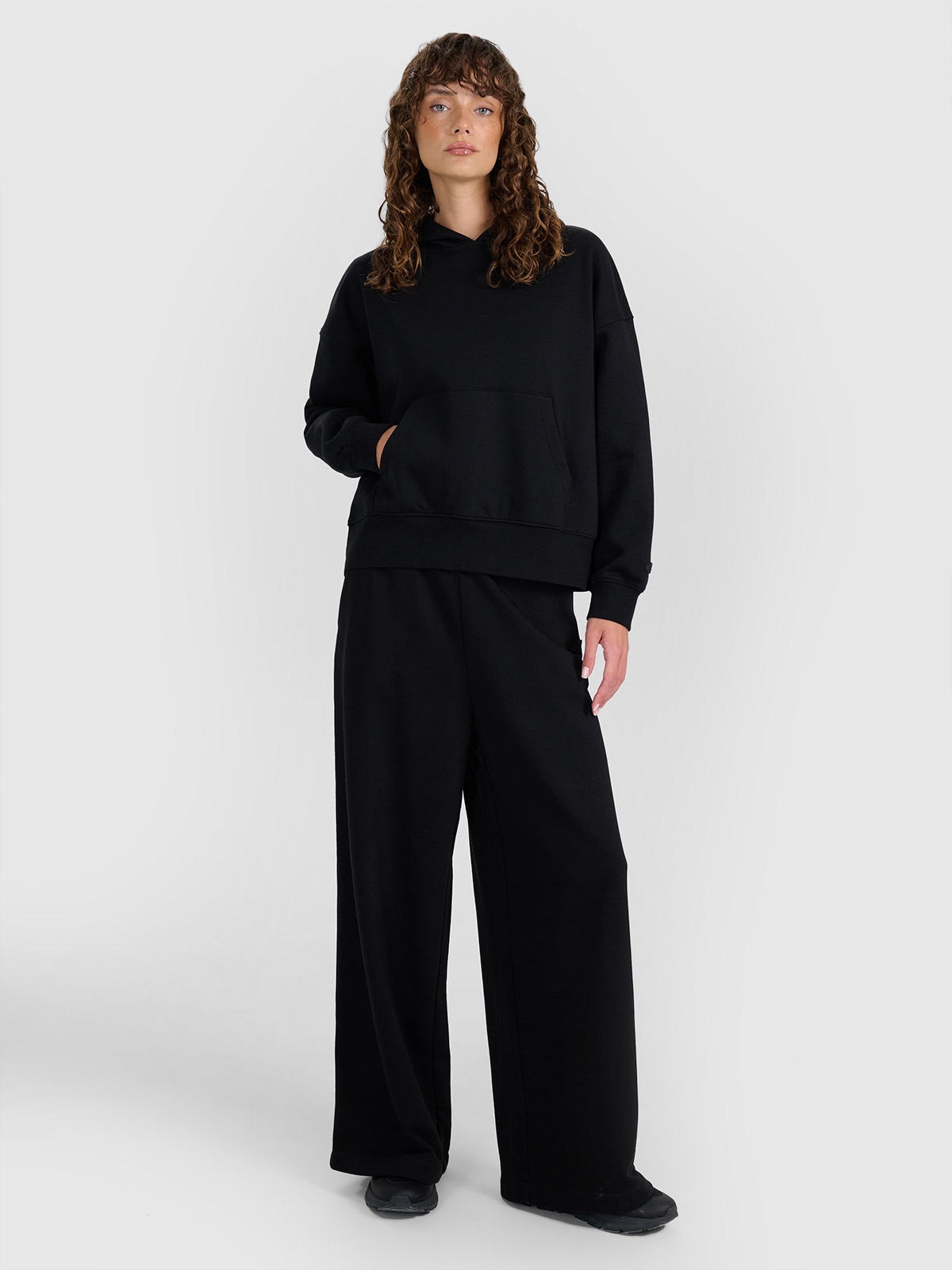 4F Spodnie dresowe z szerokimi nogawkami damskie - czarne XS