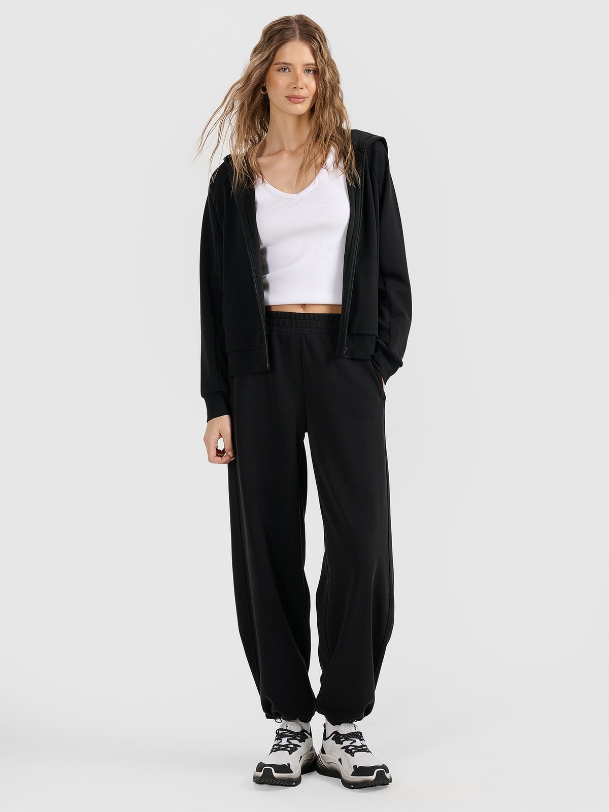 4F Spodnie dresowe z szerokimi nogawkami z modalem damskie - czarne XS