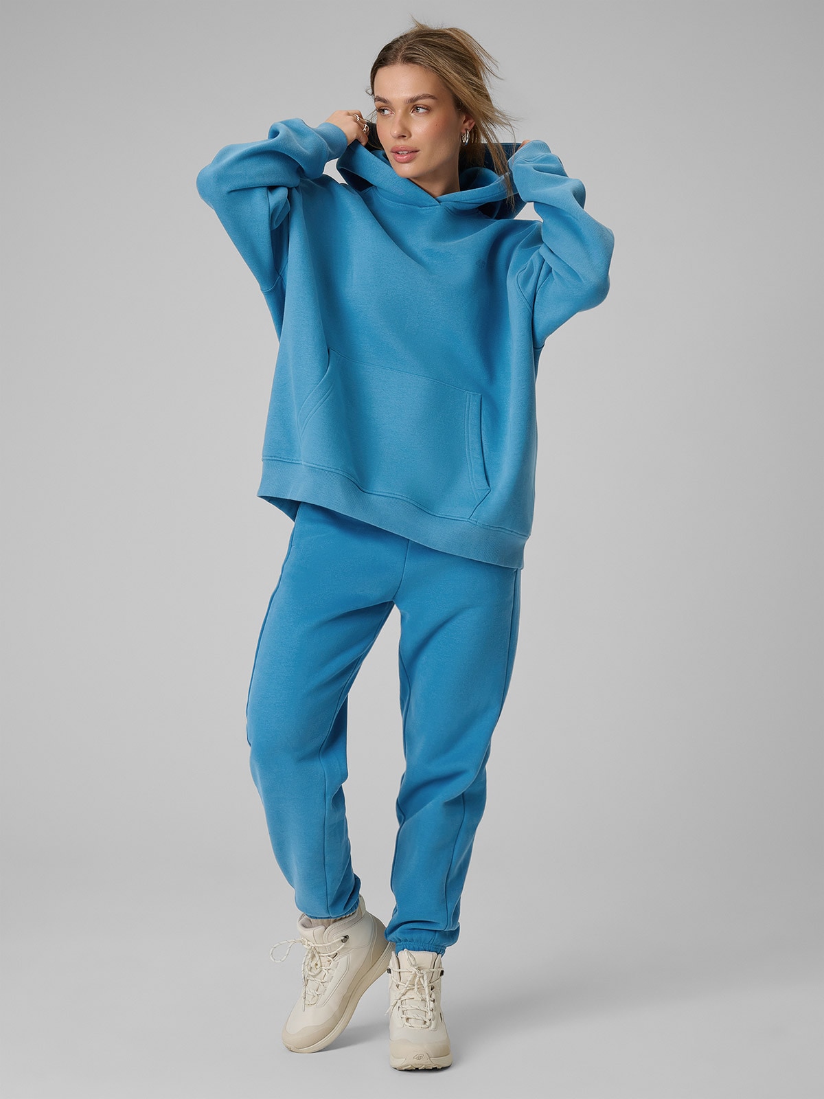 4F Spodnie dresowe joggery damskie - niebieskie XS