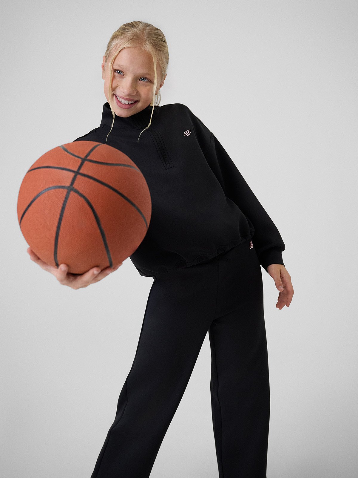 4F Bluza sportowa regular bez kaptura dziewczęca - czarna 122/128 (6-8 lat)