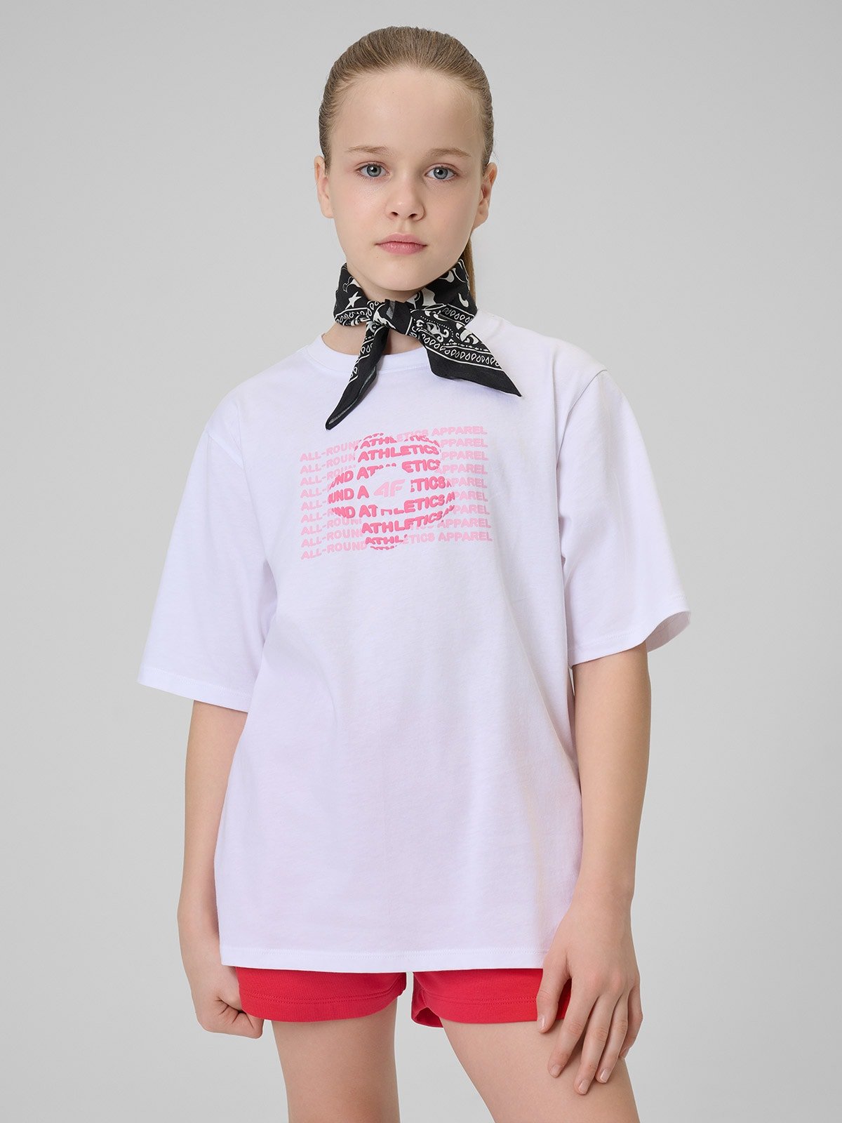 4F T-shirt loose z nadrukiem dziewczęcy - biały 122 (6-7 lat)