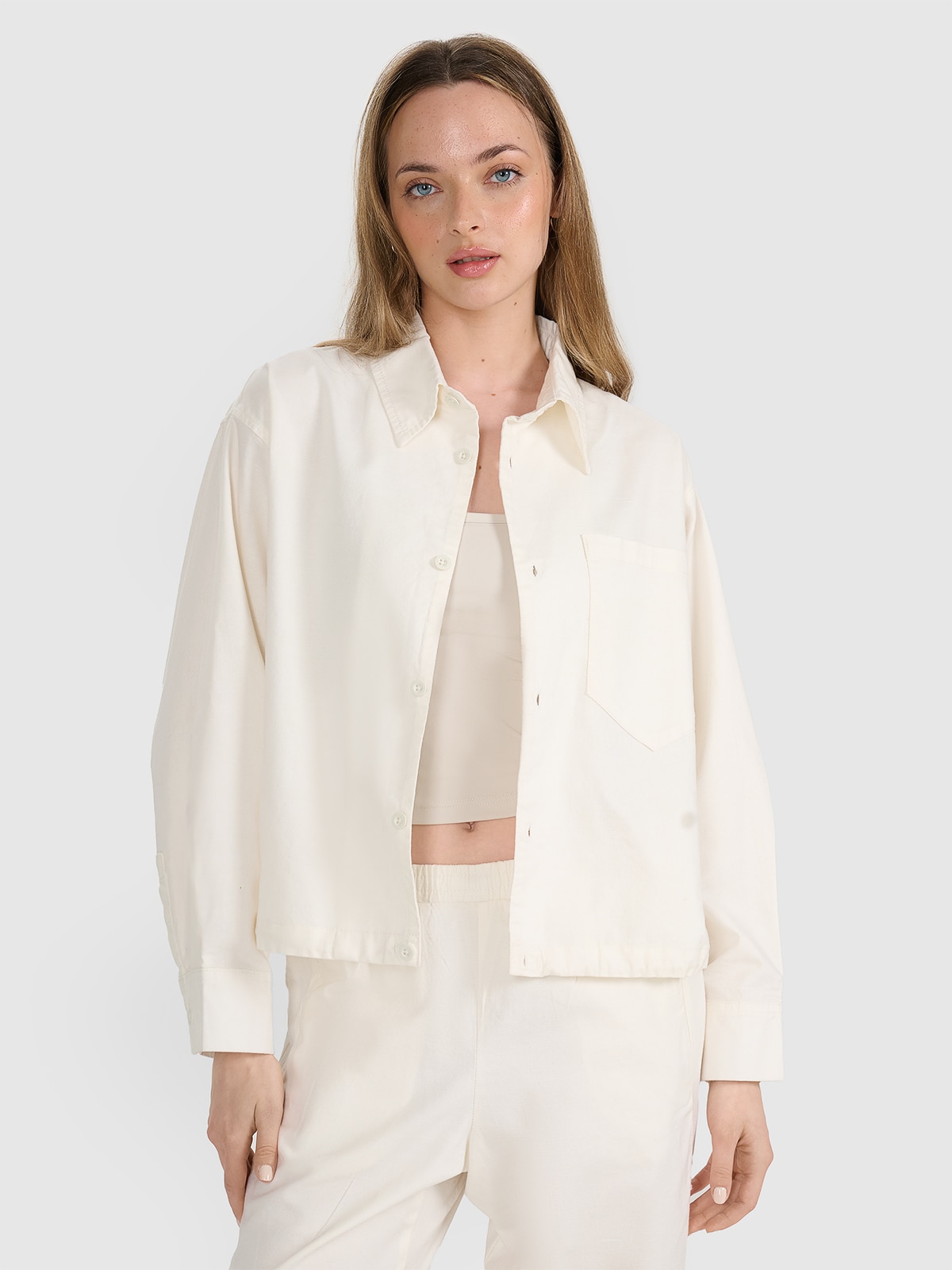 4F Koszula oversize z kołnierzykiem damska - biała XL