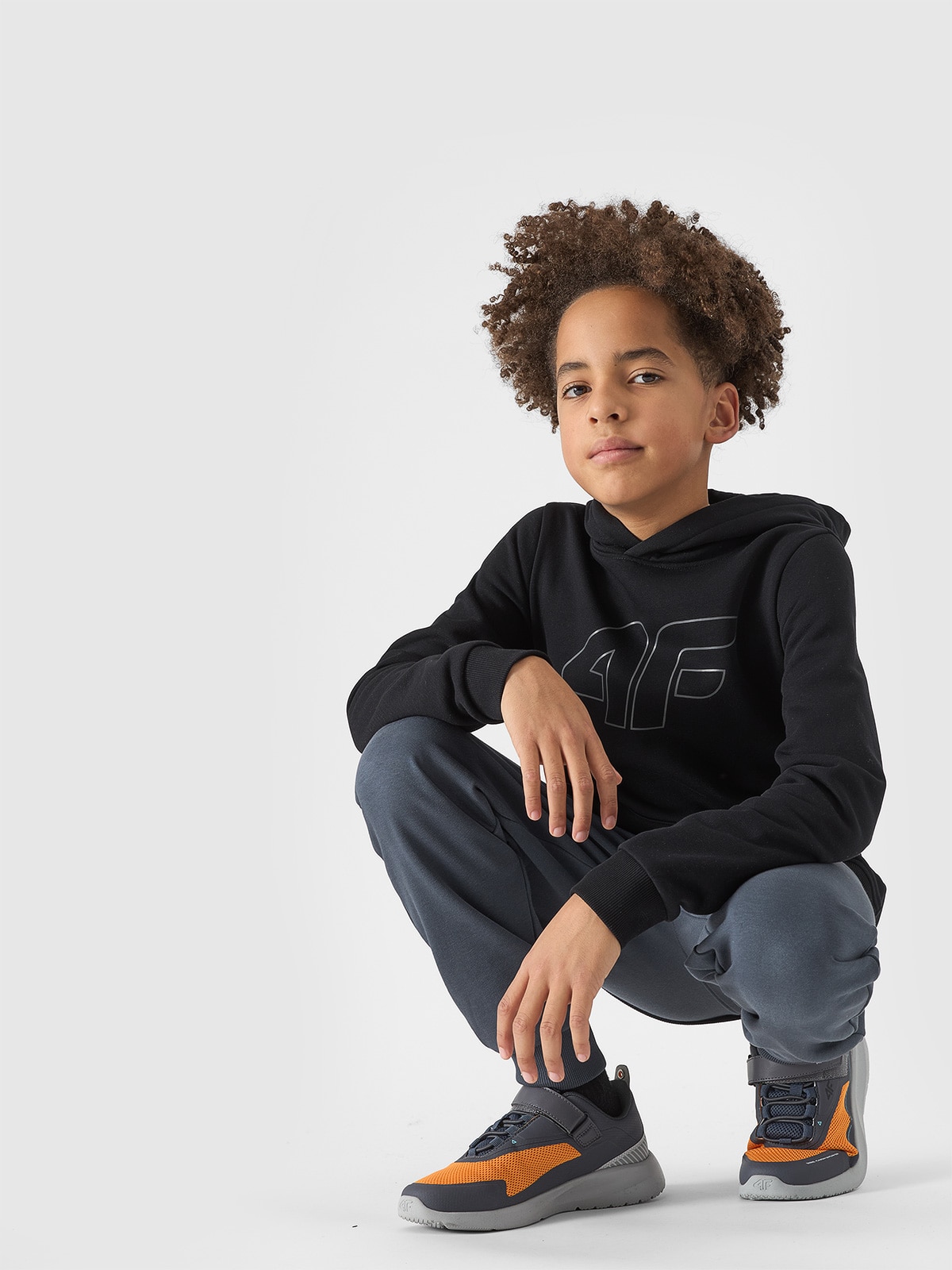 4F Bluza dresowa nierozpinana z kapturem chłopięca - czarna 122 (6-7 lat)