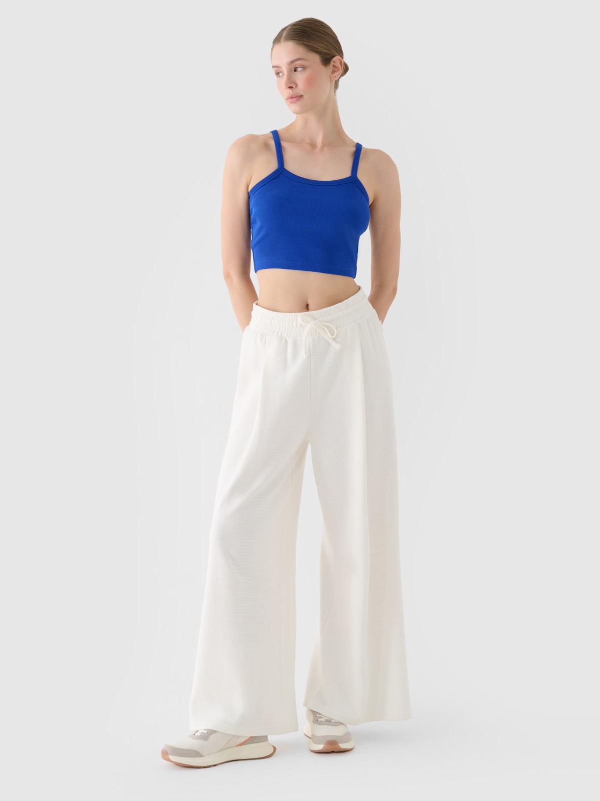 4F Spodnie dresowe z szerokimi nogawkami damskie - białe M