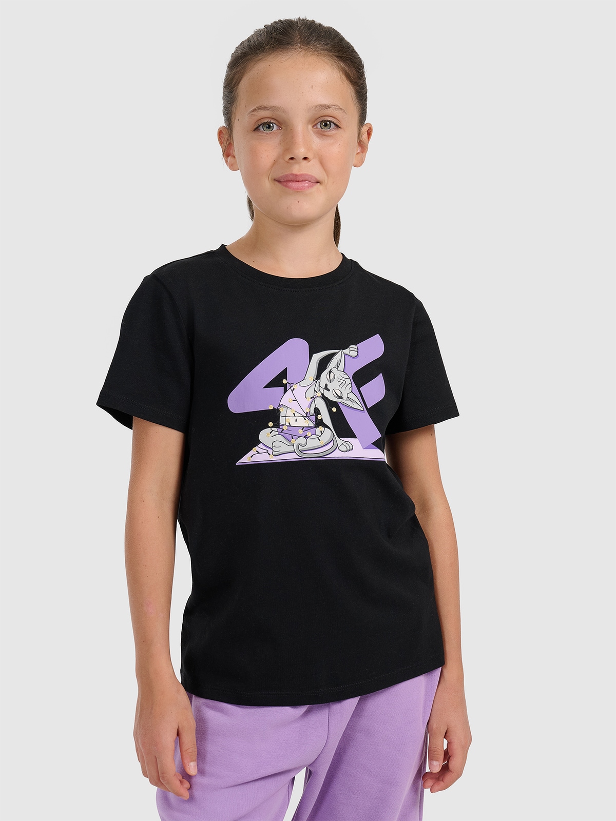 4F T-shirt regular z nadrukiem świątecznym dziewczęcy - czarny 140 (9-10 lat)