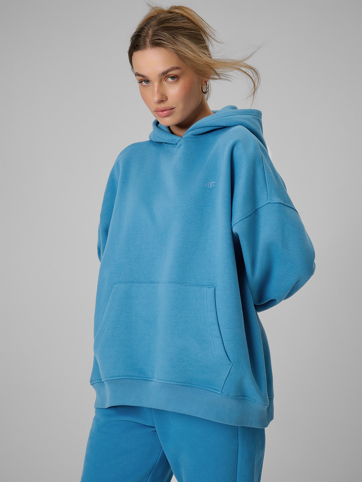 4F Bluza dresowa loose z kapturem damska - niebieska M