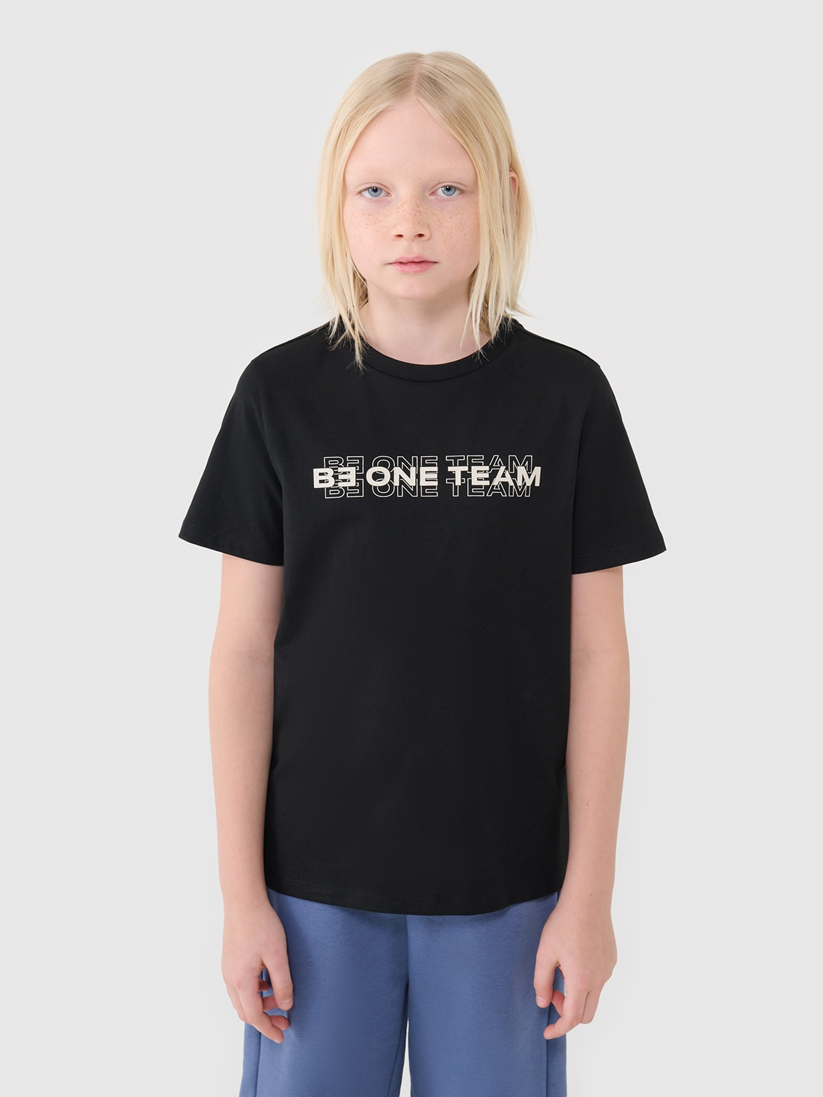 4F T-shirt z nadrukiem chłopięcy - czarny 122 (6-7 lat)