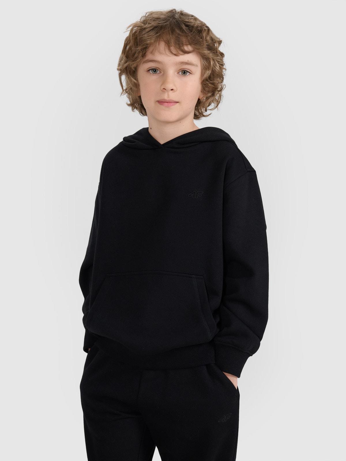 4F Bluza dresowa nierozpinana z kapturem chłopięca - czarna 122 (6-7 lat)