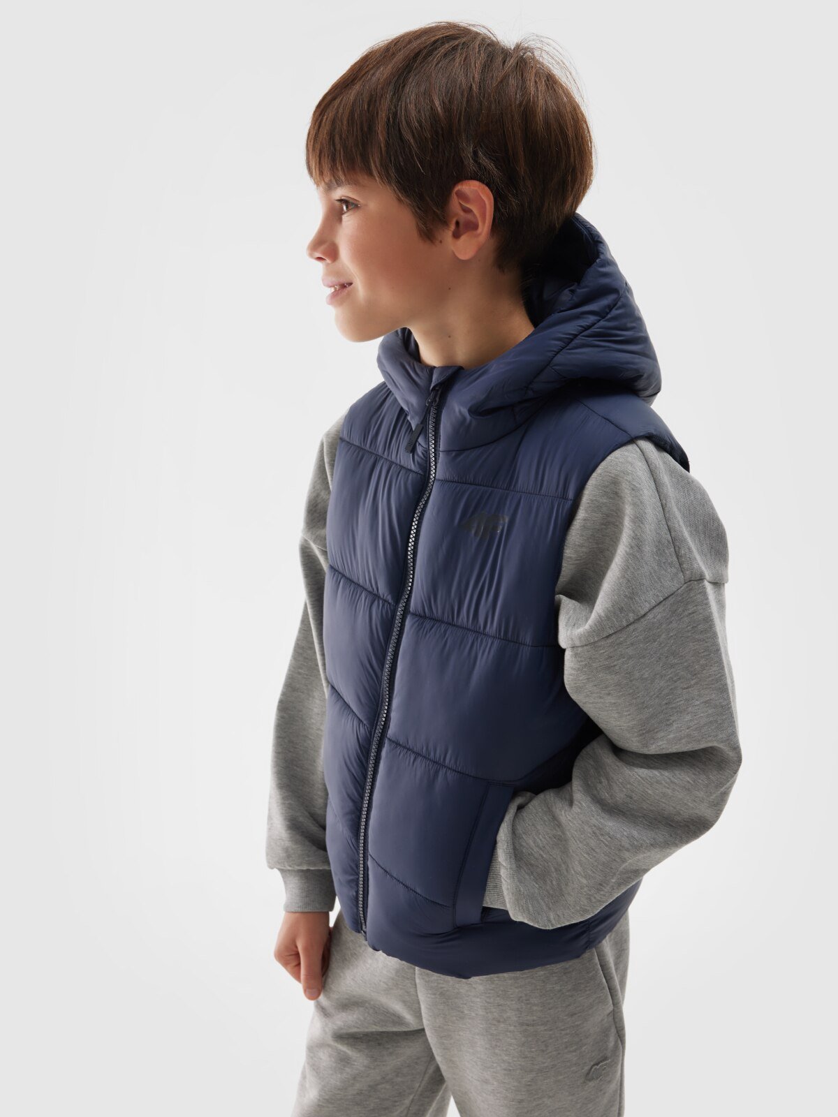 4F Bezrękawnik puchowy pikowany z kapturem chłopięcy - granatowy 128 (7-8 lat)