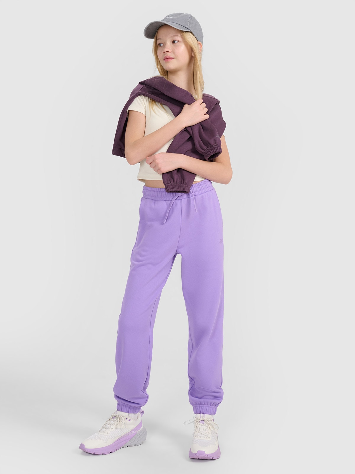 4F Spodnie dresowe joggery dziewczęce - fioletowe 164 (13-14 lat)