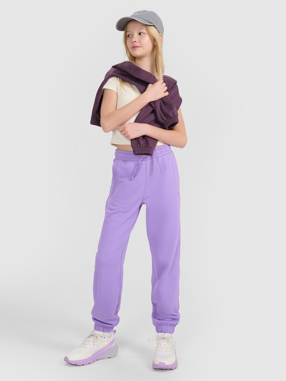 4F Spodnie dresowe joggery dziewczęce - fioletowe 164 (13-14 lat)