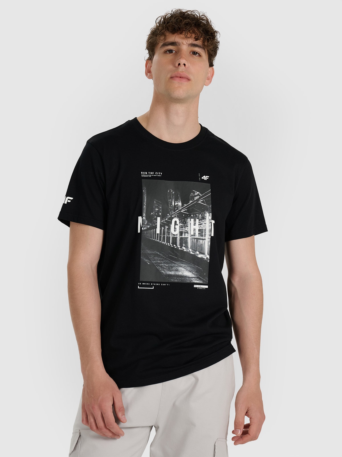 4F T-shirt regular z nadrukiem męski - czarny XL