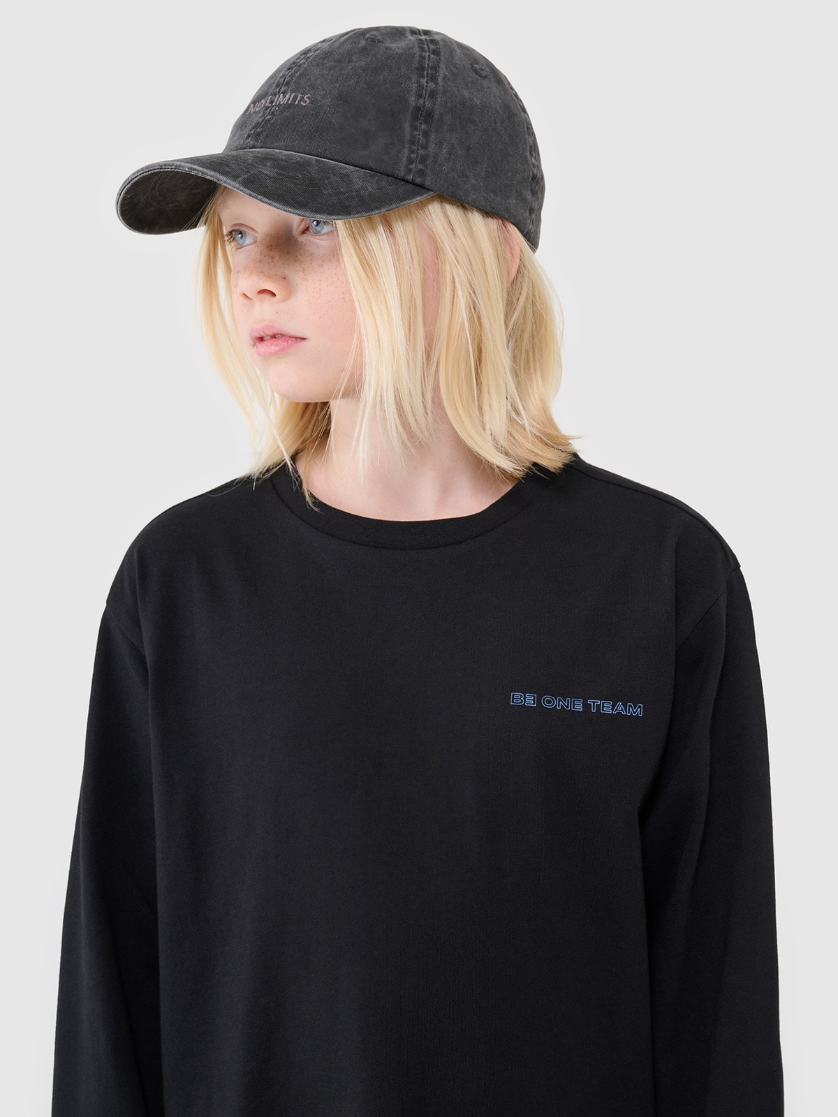 4F Longsleeve regular z nadrukiem chłopięcy - czarny 122 (6-7 lat)