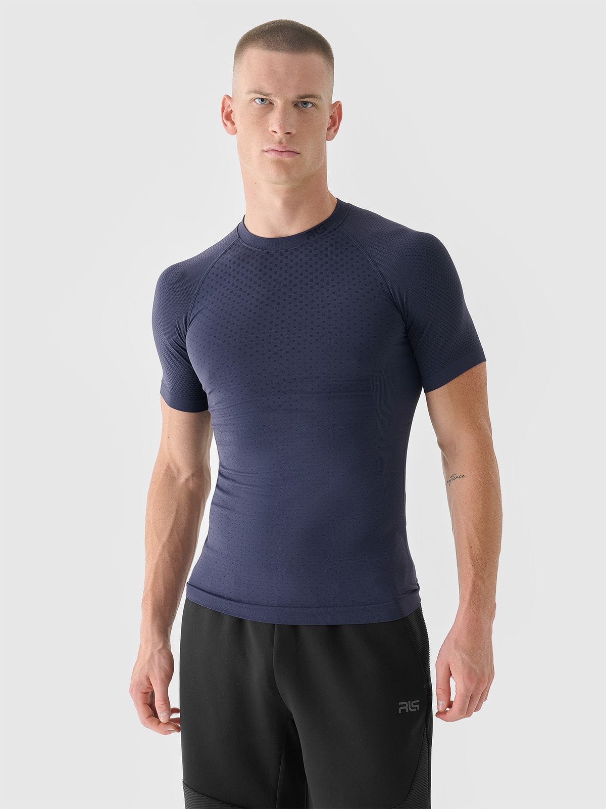 4F Koszulka treningowa bezszwowa szybkoschnąca męska 4F x Robert Lewandowski - granatowa L/XL