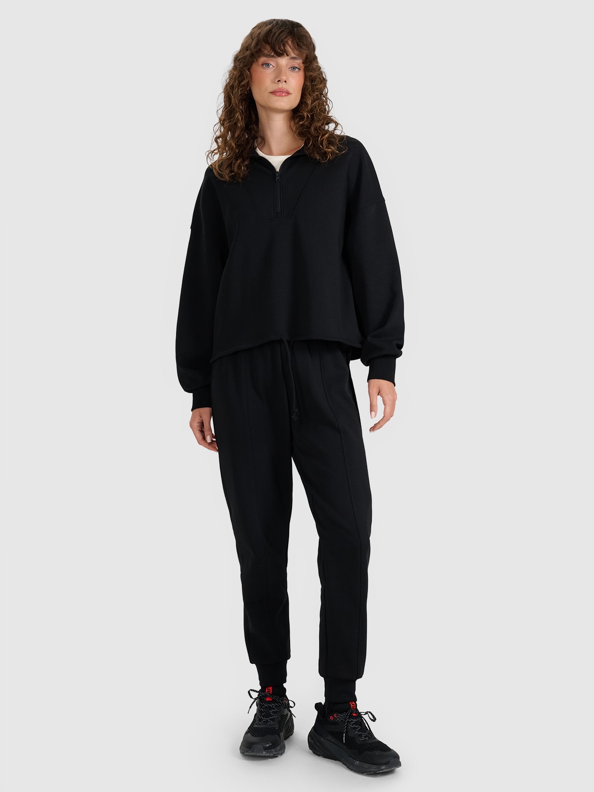 4F Spodnie dresowe joggery damskie - czarne XL