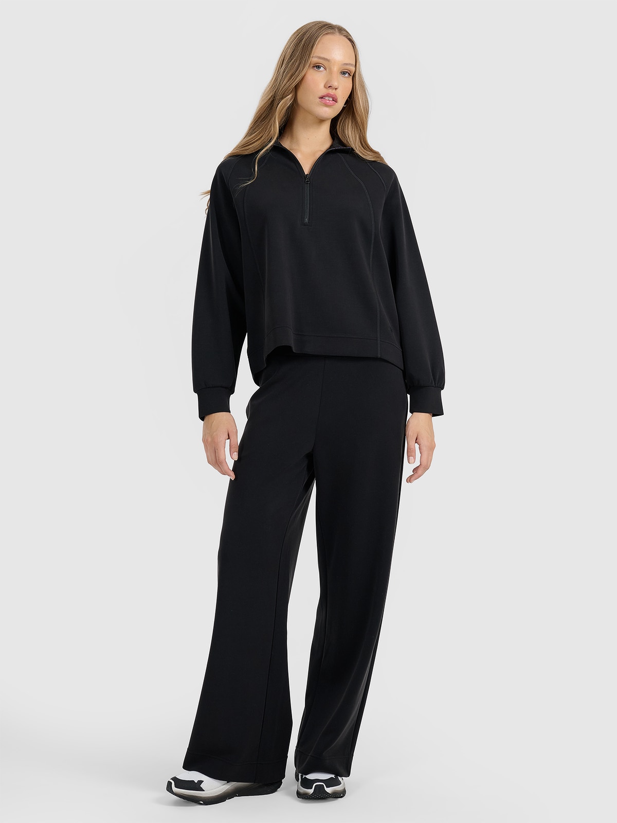 4F Spodnie dresowe z szerokimi nogawkami z modalem damskie - czarne L
