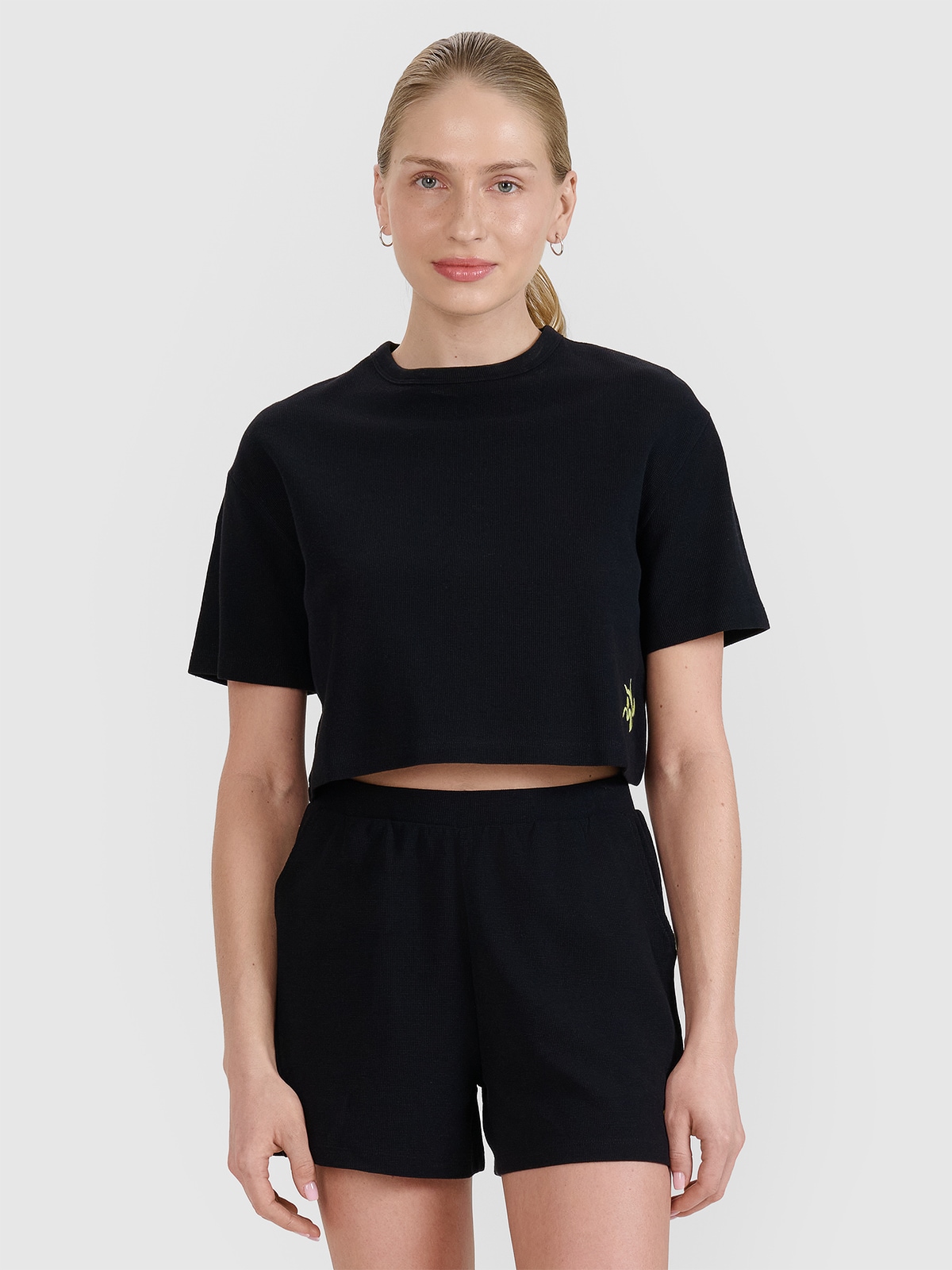 4F T-shirt crop top z waflowej dzianiny damski - czarny XS